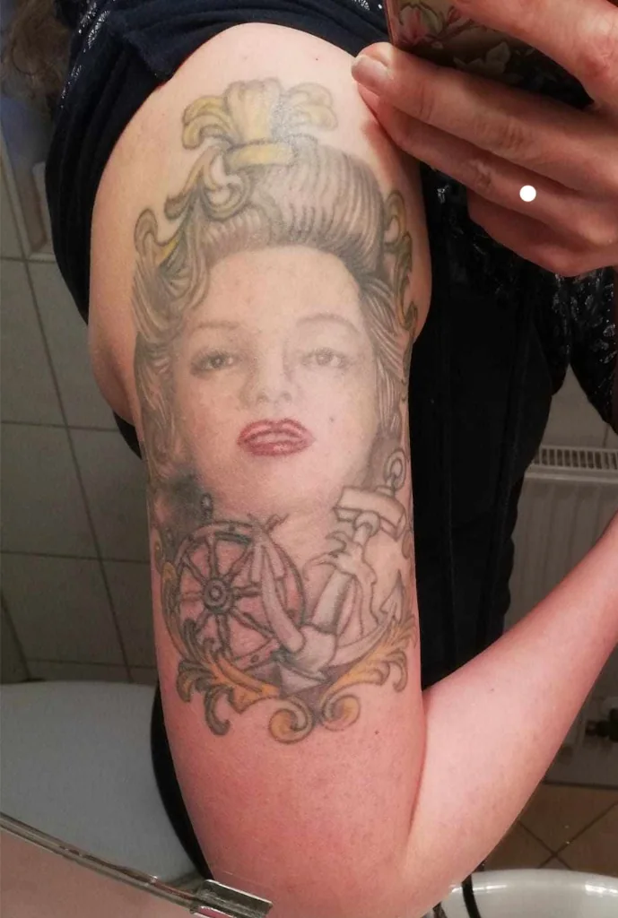 Altes verblasstes Tattoo vor dem Cover-Up – Vorher-Vergleich Sergo Lemis Lis Tattoo Friedberg (nahe Frankfurt)