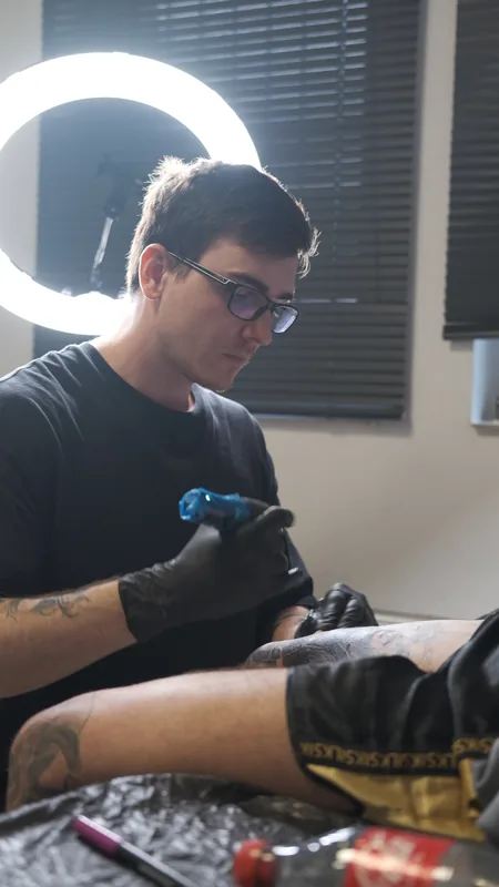 Tattoo Beratung und Terminanfrage im Lis Tattoo Studio – Sergo Lemis Friedberg (nahe Frankfurt)