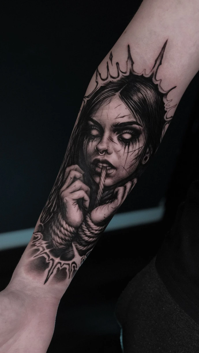 Dein exklusives Dark Realismus Tattoo mit Portrait und Seil-Motiv in Friedberg, Hanau und Frankfurt am Main – book your professional black and grey session now. Realistic Black and Grey Dark Art Girl Portrait Tattoo with Rope in Friedberg Hanau Frankfurt am Main