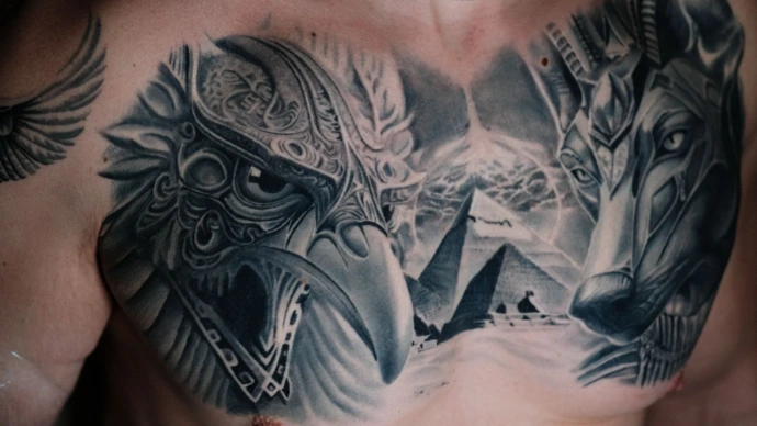 Dein meisterhaftes Horus &amp; Pyramiden Realismus Tattoo auf der Brust in Friedberg, Hanau und Frankfurt am Main – book your professional black and grey mythology session now. Realistic Black and Grey Horus Bird and Pyramids Chest Tattoo in Friedberg Hanau Frankfurt am Main