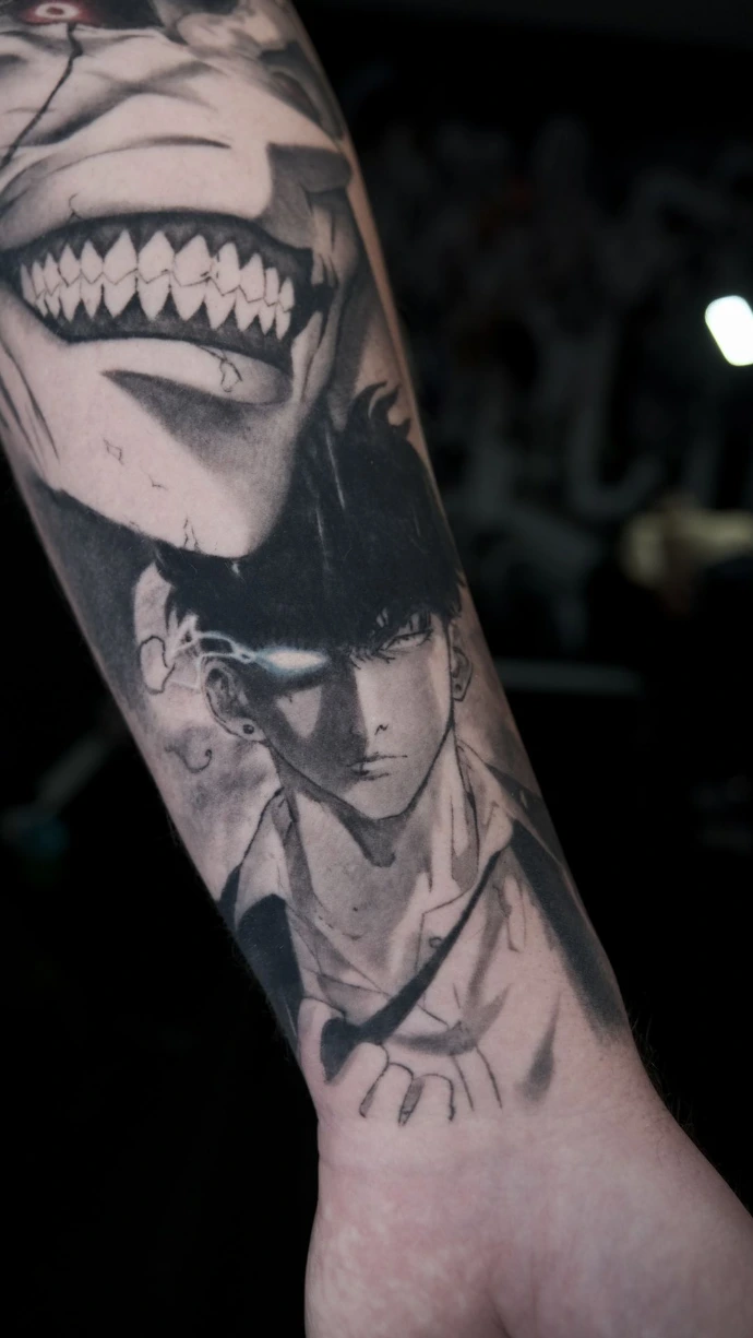 Dein episches Solo Leveling Anime Tattoo mit Sung Jin-Woo und der Gott-Statue in Friedberg, Hanau und Frankfurt am Main – book your professional manga realism session now. Realistic Black and Grey Solo Leveling Tattoo with Sung Jin-Woo and Grinning God Statue in Friedberg Hanau Frankfurt am Main