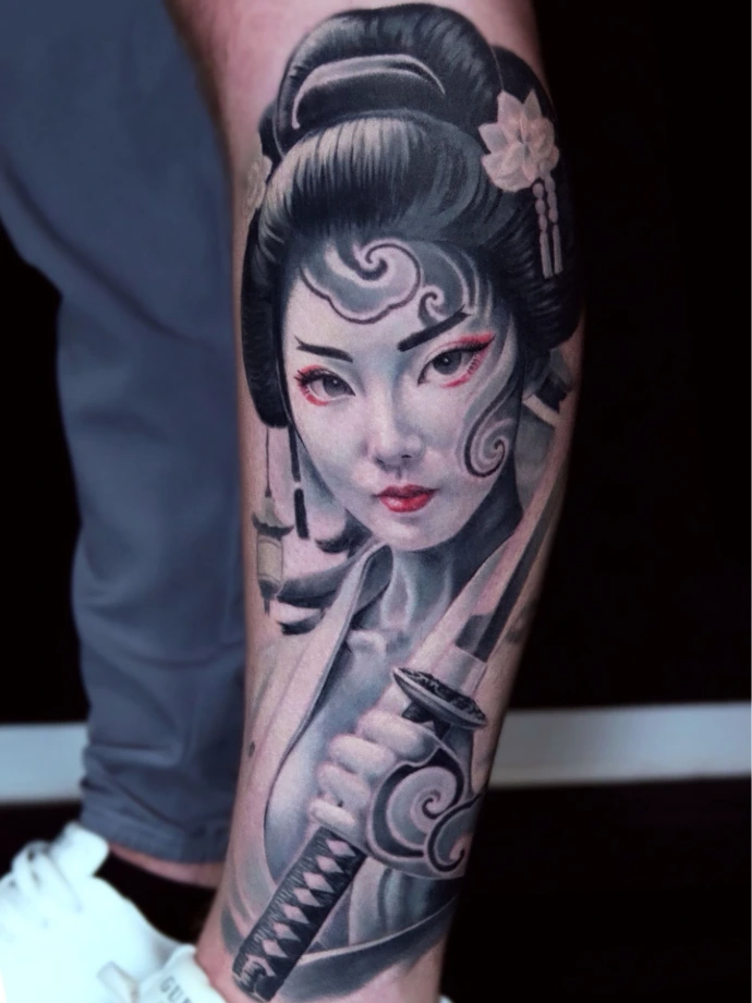 Dein exklusives Geisha &amp; Katana Realismus Tattoo in Friedberg, Hanau und Frankfurt am Main – book your high-end Japanese mythology realism session now. Realistic Black and Grey Geisha with Katana Tattoo in Friedberg Hanau Frankfurt am Main