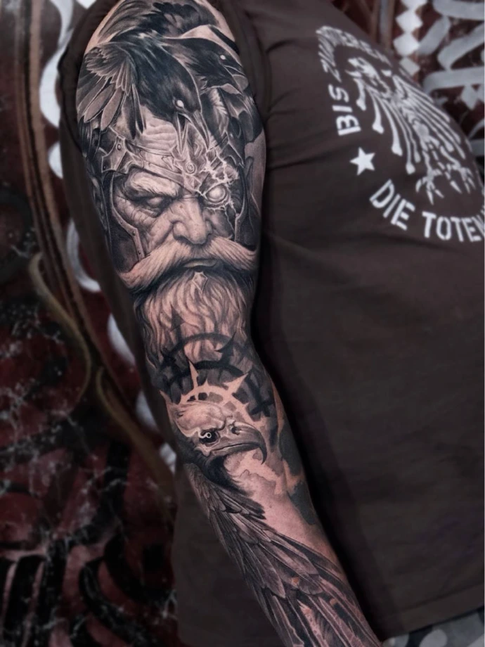 Dein meisterhaftes Odin &amp; Raben Realismus Tattoo in Friedberg, Hanau und Frankfurt am Main – book your professional Norse mythology sleeve session now. Realistic Black and Grey Odin and Ravens Sleeve Tattoo in Friedberg Hanau Frankfurt am Main