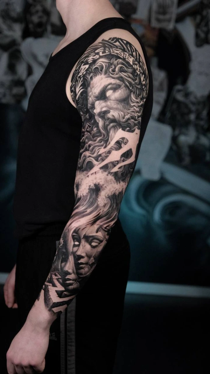 Dein exklusives Poseidon &amp; Labyrinth Realismus Tattoo in Friedberg, Hanau und Frankfurt am Main – book your professional Greek mythology sleeve session now. Realistic Black and Grey Poseidon and Mask Labyrinth Sleeve Tattoo in Friedberg Hanau Frankfurt am Main