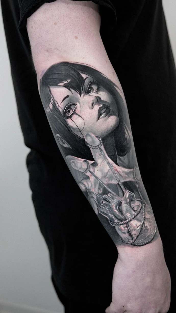 Dein tiefgründiges Dark-Realismus Tattoo mit Herz und Portrait in Friedberg, Hanau und Frankfurt am Main – book your professional black and grey forearm session now. Dein tiefgründiges Dark-Realismus Tattoo mit Herz und Portrait in Friedberg, Hanau und Frankfurt am Main – book your professional black and grey forearm session now.