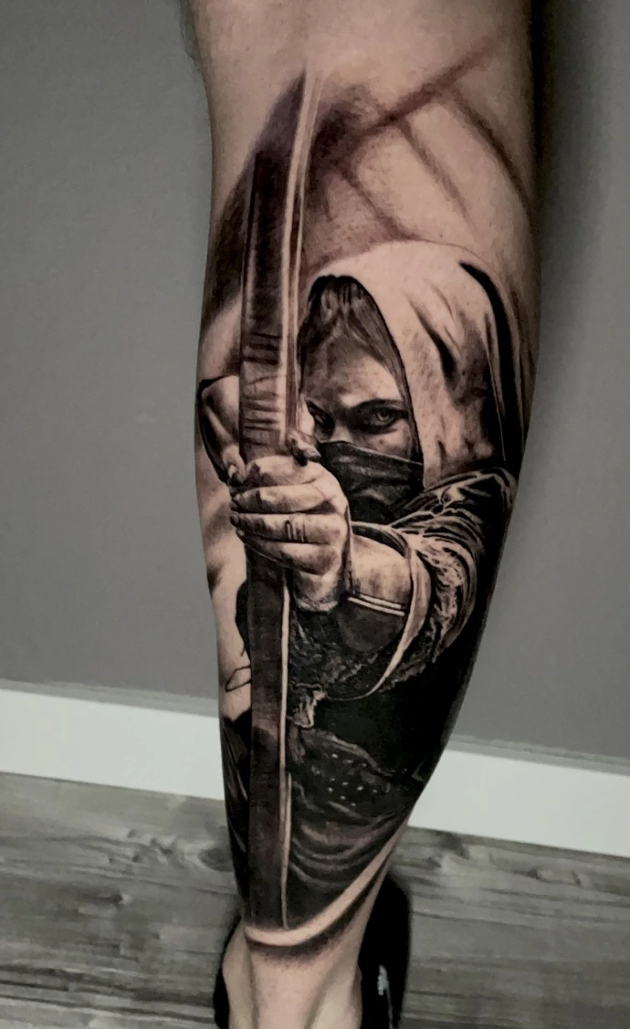 Dein meisterhaftes Bogenschützin-Realismus Tattoo in Friedberg, Hanau und Frankfurt am Main – book your professional black and grey realism session now. Realistic Black and Grey Female Archer Tattoo with Bow and Hood in Friedberg Hanau Frankfurt am Main