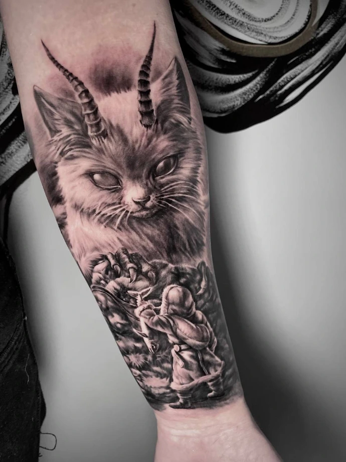 Mystisches Schwarz-Weiß-Tattoo mit gehörnter Katze und Krieger im Realismus-Stil am Unterarm von Experten in Friedberg, Frankfurt am Main und Hanau.
