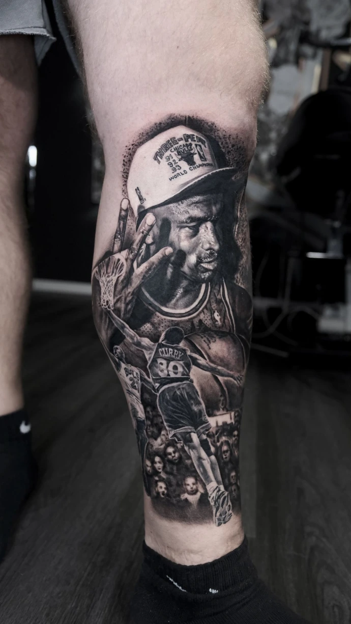 Dein individuelles Basketball-Realismus Tattoo mit Michael Jordan и Steph Curry in Friedberg, Hanau und Frankfurt am Main – book your professional black and grey leg sleeve session now. Realistic Black and Grey Basketball Tattoo with Michael Jordan and Stephen Curry in Friedberg Hanau Frankfurt am Main
