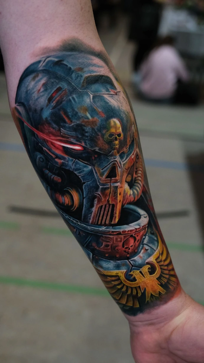 Dein episches Warhammer 40k Space Marine Realismus Tattoo in Friedberg, Hanau und Frankfurt am Main – book your professional color realism session with Imperial Eagle now. Realistic Color Warhammer 40k Space Marine Helmet and Imperial Eagle Tattoo in Friedberg Hanau Frankfurt am Main