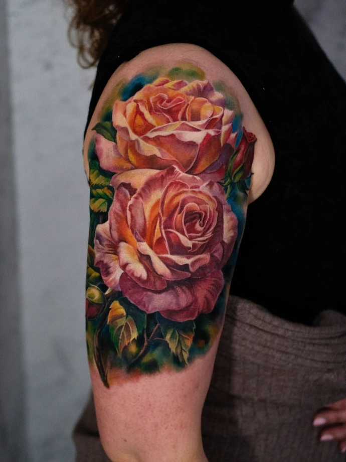 Realistisches Cover-Up Tattoo mit farbigen Rosen am Oberarm von Experten in Friedberg, Frankfurt am Main und Hanau.