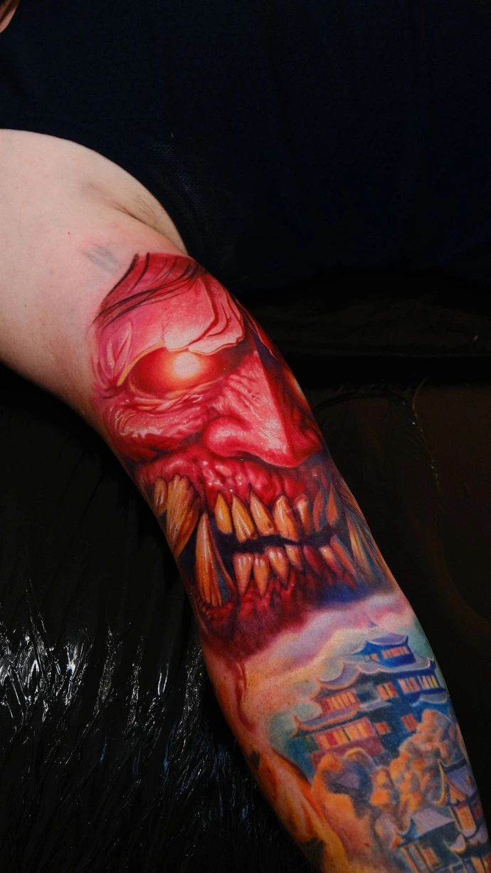Dein intensives Hania-Maske Realismus Tattoo in Rot mit japanischem Tempel in Friedberg, Hanau und Frankfurt am Main – book your professional color realism session now. Realistic Red Oni Mask and Japanese Temple Color Tattoo in Friedberg Hanau Frankfurt am Main