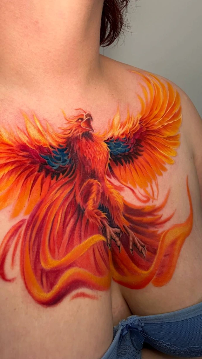 Farbenprächtiges Phönix-Tattoo im Realismus-Stil auf der Brust von Profis in Friedberg, Frankfurt am Main und Hanau.