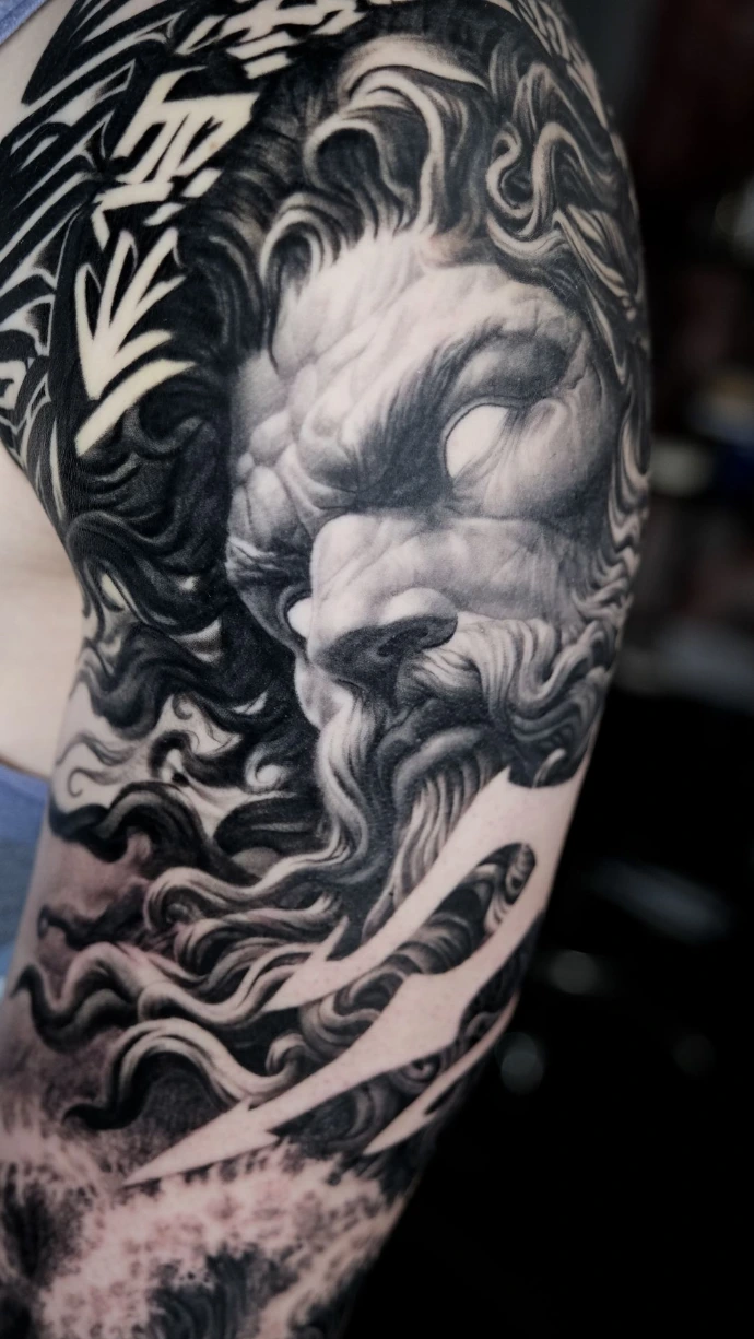 Exklusives Poseidon Realismus Tattoo mit Wellen und Dreizack in Friedberg, Hanau und Frankfurt am Main – book your professional Greek mythology realism session now. Realistic Black and Grey Poseidon Trident Tattoo in Friedberg Hanau Frankfurt am Main