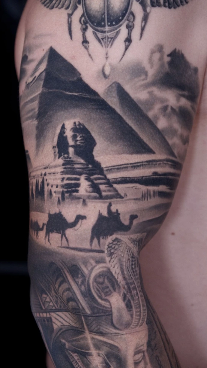 Dein exklusives Ägypten-Realismus Tattoo mit Pharao, Sphinx und Pyramiden in Friedberg, Hanau und Frankfurt am Main – book your professional black and grey sleeve session now. Realistic Black and Grey Egyptian Sleeve Tattoo with Pharaoh Sphinx and Pyramids in Friedberg Hanau Frankfurt am Main