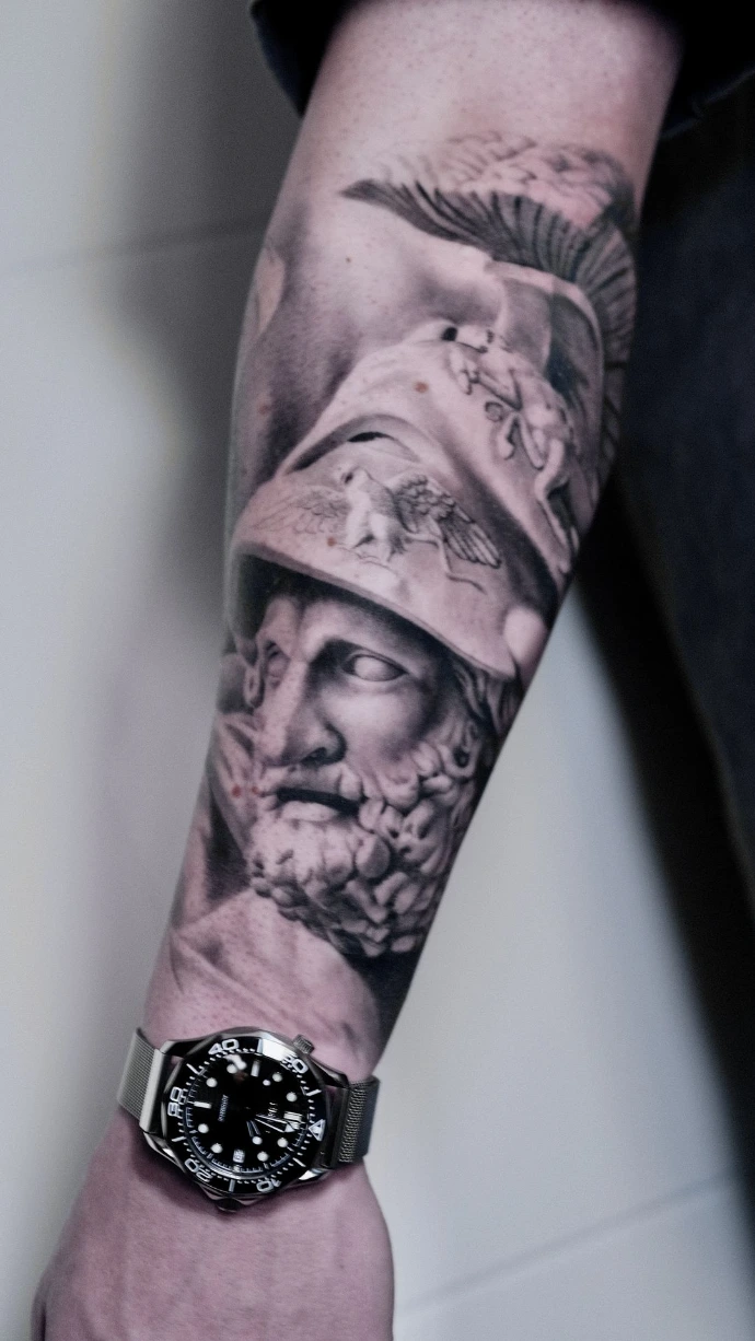 Erstklassige Tattoo-Kunst in Friedberg, Hanau und Frankfurt am Main – erlebe hochdetaillierten Black &amp; Grey Realismus mit antiken Statuen-Motiven und sichere dir jetzt deinen Termin. Realistic Black and Grey Menelaus Bust Tattoo Greek Mythology Friedberg Hanau Frankfurt am Main