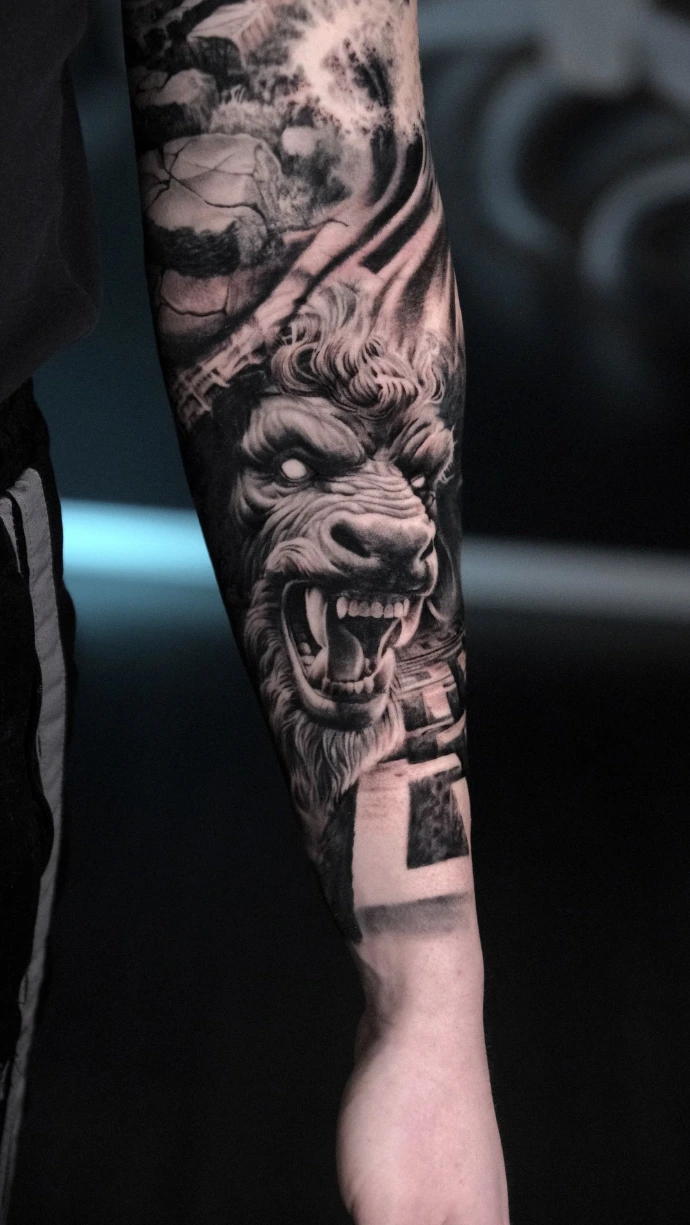 Dein episches Minotaurus &amp; Labyrinth Realismus Tattoo in Friedberg, Hanau und Frankfurt am Main – book your professional Greek mythology sleeve session now. Realistic Black and Grey Minotaur in Labyrinth Sleeve Tattoo in Friedberg Hanau Frankfurt am Main