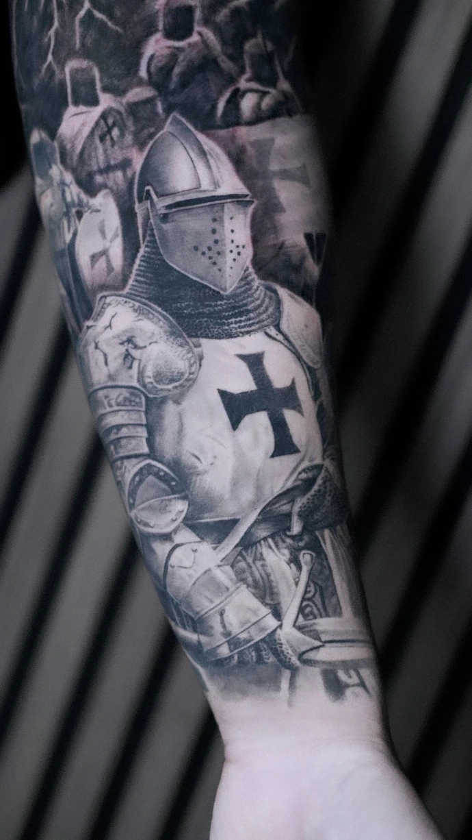 Detailliertes Schwarz-Weiß-Tattoo eines Tempelritters im Realismus-Stil am Unterarm von Experten in Friedberg, Frankfurt am Main und Hanau.