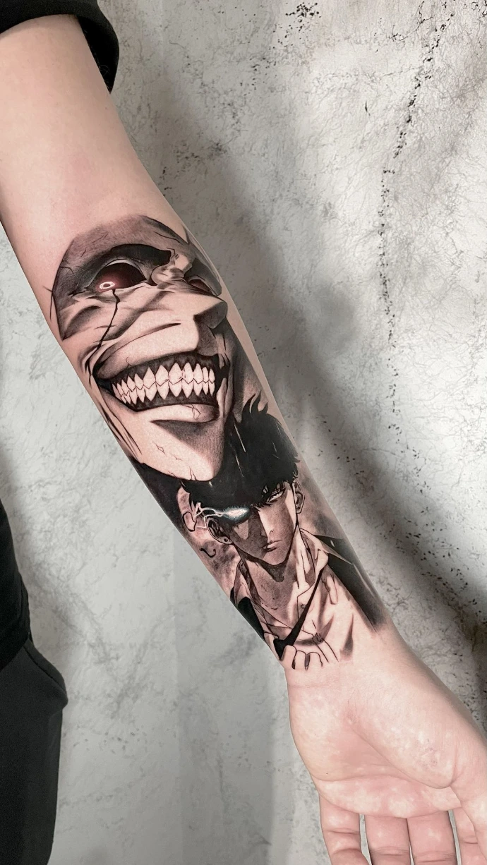 Dein episches Solo Leveling Anime Tattoo mit Sung Jin-Woo und der Gott-Statue in Friedberg, Hanau und Frankfurt am Main – book your professional manga realism session now. Realistic Black and Grey Solo Leveling Tattoo with Sung Jin-Woo and Grinning God Statue in Friedberg Hanau Frankfurt am Main